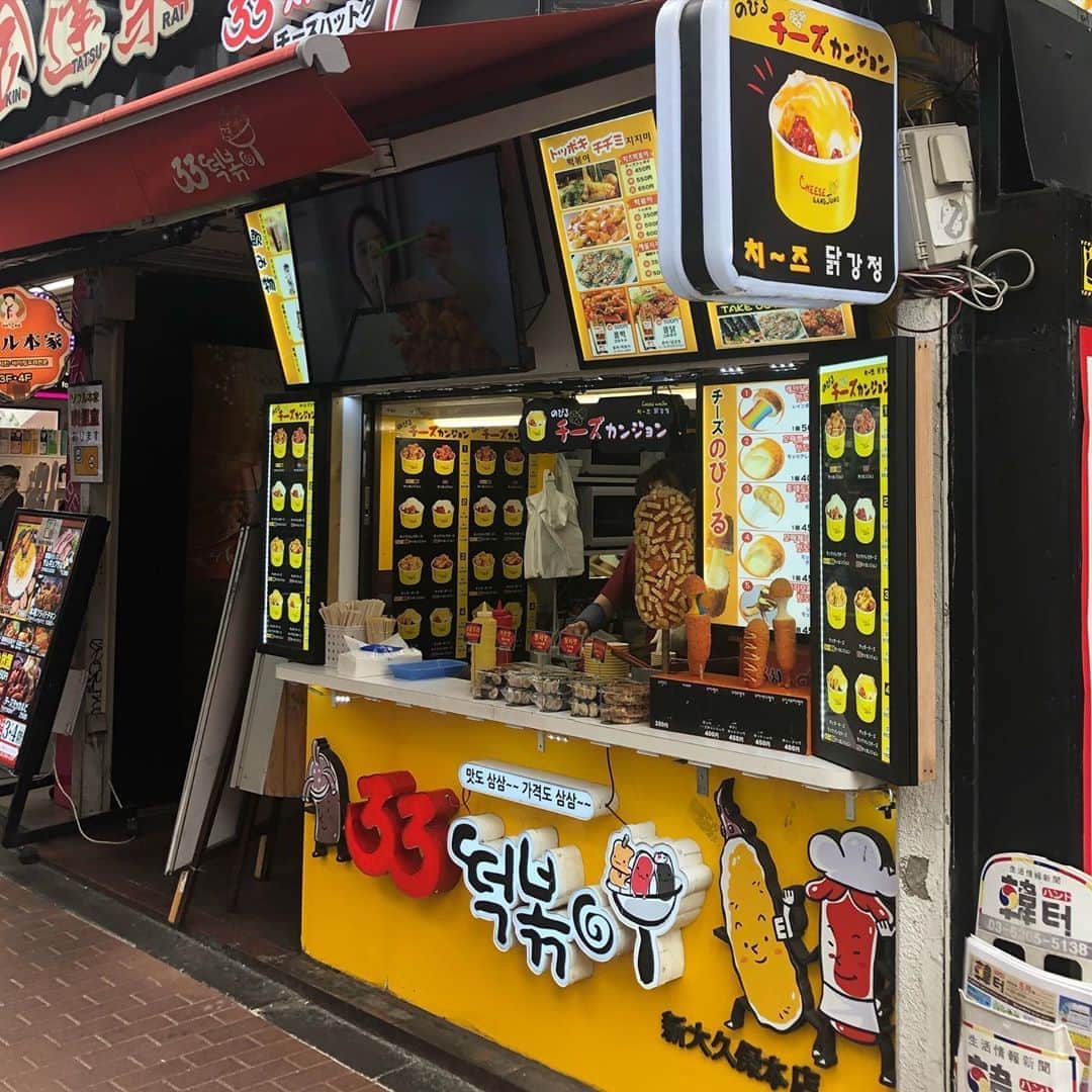 のインスタグラム：「新大久保編 大久保通り沿いの『33떡볶이』 みなさんはハットグいくでしょ😁？ ここはチーズタッカンジョンよ✨ チキンとトッポギ、そこにハニー醤油ソースにチェーダー🧀よ🤤 でけぇサイズにすれば小腹の2人にはちょうど♡ ほ〜〜〜れw  毎度皆様たくさんのお返事ありがとうございます✨  #新大久保 #新大久保グルメ #新大久保韓国料理  #韓国料理  #33トッポギ #33떡볶이 #タッカンジョン #チーズタッカンジョン #新大久保タッカンジョン #新大久保チーズタッカンジョン #韓国好きな人と繋がりたい  #韓国料理 #韓国料理好きな人と繋がりたい  #新大久保食べ歩き #韓国に行きたい #新大久保で韓国気分」
