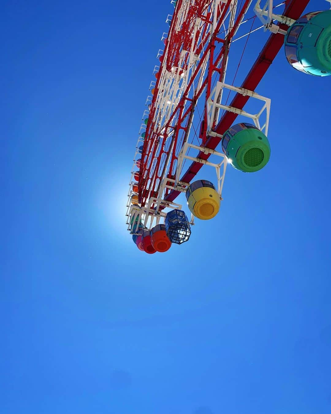 一双麻希 さんのインスタグラム写真 - (一双麻希 Instagram)「☀︎ 夏を感じた空。まぶしくて🕶 ・ #2枚目はカメラマンさんが撮ってたのを私も真似して😁📷 #今日の空 #夏空 #快晴 #大好きな夏が来た #夏の始まり #観覧車 #夏の日差し #ポートレート #リフレッシュ #夏写真 #自然が好き #actress #portrait #portraitphotography #summerpic #japanphotography #shooting #summersky #skyphoto #refresh #fine #🎡」6月10日 21時01分 - isso_maki315