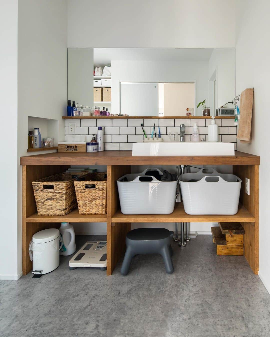 ルポハウス一級建築士事務所さんのインスタグラム写真 - (ルポハウス一級建築士事務所Instagram)「・ ・ ・ 幅広の一面鏡は２人で使っても余裕の空間。 ・ アクセントタイルと木の風合いがナチュラルな造作洗面台です。 ・ ・ ・ 𓐌𓐌𓐌𓐌𓐌𓐌𓐌𓐌𓐌𓐌𓐌𓐌𓐌𓐌𓐌𓐌𓐌𓐌  ルポハウスの施工事例はこちらまで☞ @reposhouse  𓐌𓐌𓐌𓐌𓐌𓐌𓐌𓐌𓐌𓐌𓐌𓐌𓐌𓐌𓐌𓐌𓐌𓐌 #ルポハウス は#ちょっとかっこいい家 を"友人のために" という思いでつくっています。 一生に一度の#マイホーム。 「あなたにしかできない」×「ルポハウスだからできる」で、 私たちだけの#家づくり を思いっきり楽しんでみませんか？！ ・ ・ ・ #外観 #住宅 #注文住宅 #新築一戸建て #住まい #シンプルな暮らし #デザイナーズ住宅 #外観 #一級建築士事務所 #設計事務所 #design #simple #滋賀 #大津 #草津#造作洗面台 #馬目地 #一面鏡 #洗面台インテリア #洗面台タイル」6月10日 21時02分 - reposhouse