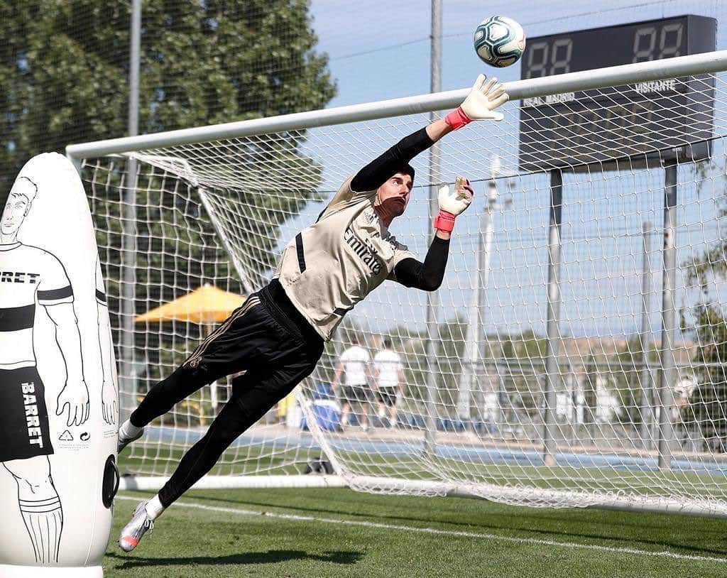 ティボ・クルトゥワのインスタグラム：「La espera se hace larga pero estamos listos!💥 #HalaMadrid 🤍」