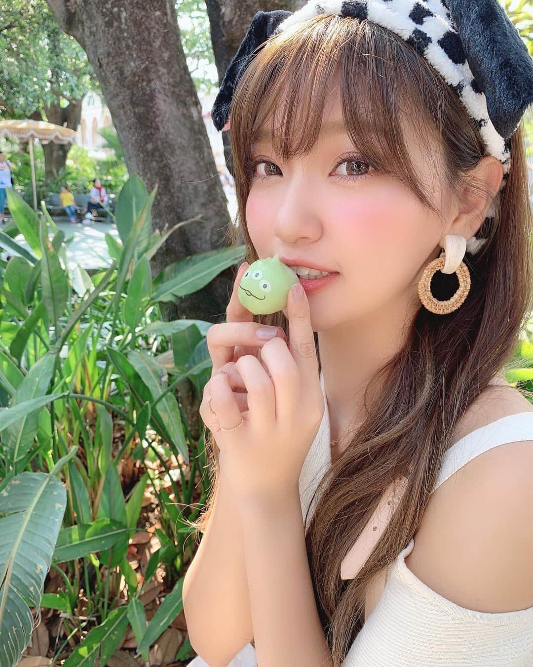 いっちゃん/嶋津 いつみのインスタグラム：「. . ディズニー行きたいなぁ…😭💓 . . . . 去年の今頃、ちょうど友達とディズニー行ってんけどさぁ . . 途中で私が来てたズボンのサイドのチャックが壊れて 閉まらんくなってもて…😰💦 . . . え。どーしよ!!ってなってたら 友達2人も必死になって真剣になんとかしよぉとしてくれて🥺✨ . . . あとちょっとしかディズニーにおれん時間やったのに トイレで数十分の格闘…💦 . . . それでも文句言わず付き合ってくれた友達にめっちゃ感謝した🙏🏻💕💕💕 . . . . . 結局チャックは治らずやってんけど 通りかかったおば様が 良かったらこれ使って。って安全ピンをくれて なんとか乗り切ったねん😭❤️ . . . . . . あの時のおば様、ありがとうございました🙇‍♀️💓 おかげでパンツ丸出しディズニーを間逃れた上に 人の優しさに感動したディズニーだった🧚🏻‍♀️✨✨✨ . . . . . . さて…ここで問題☝🏻 . 一緒に行った友達とは誰でしょーか？笑 . . . . . . みんななら分かるやんな？🤪🤩🥳 . . . . . . #関西  #関西サロモ  #サロンモデル #サロモ #いっちゃん  #フリーモデル #関西モデル  #あざといっちゃん #かわいっちゃん #いっちゃんコーデ #ブライダルモデル #アレンジモデル #ヘアカラー  #ヘアアレンジ」