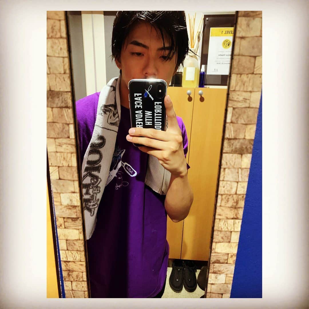 長田成哉のインスタグラム：「現場で襟足耳周りのカットしてもらったので、頭軽くなった。」