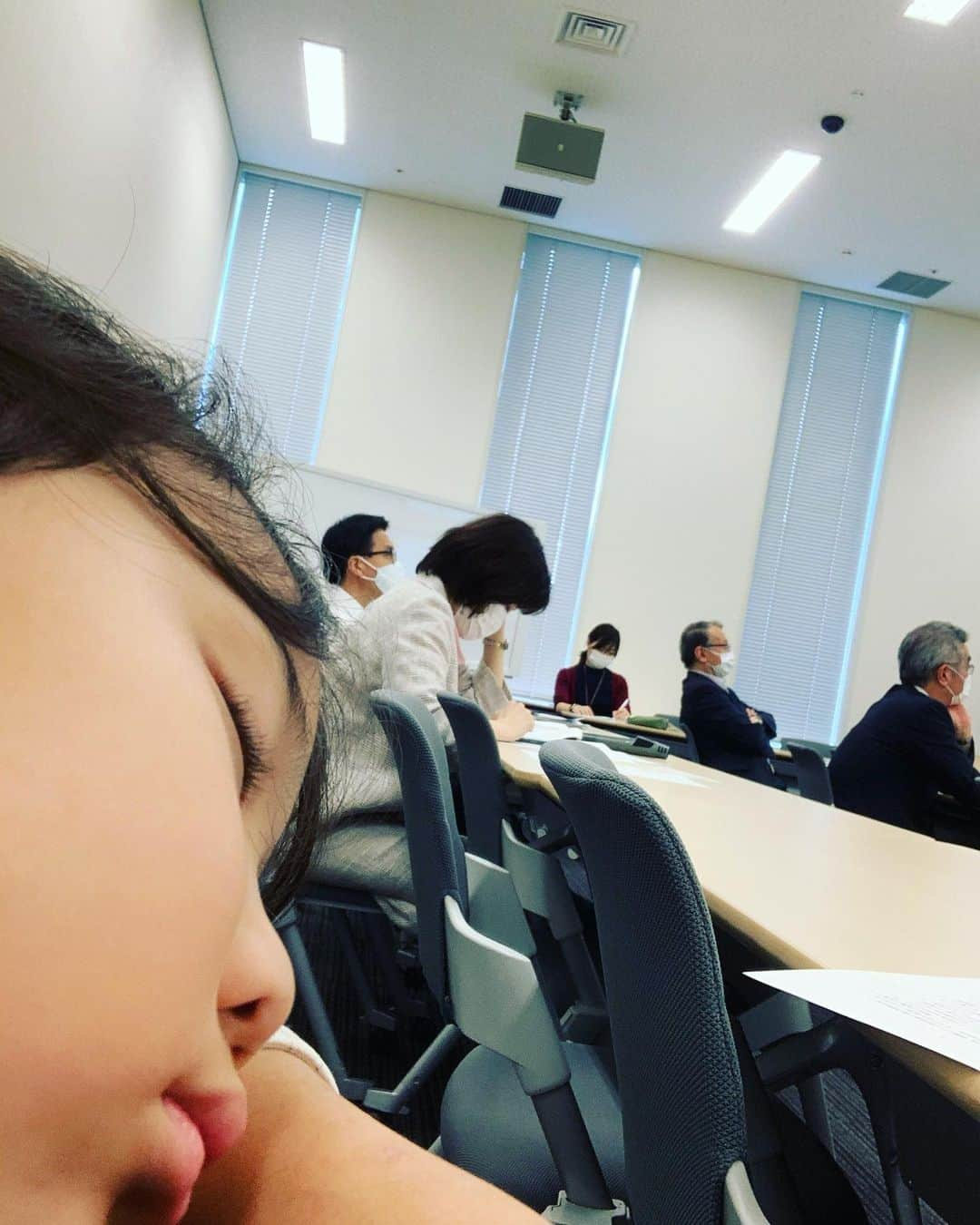 伊藤孝恵さんのインスタグラム写真 - (伊藤孝恵Instagram)「文科部会。「子どもたちの学びや教育を保障する学校教育・政策のあり方について」の講演を聞きながら母の腕の中で寝る5歳。  #文科部会 #教育 #子供と一緒に #腕の中 #天使 #スヤスヤ #近い #子育て #仲直り #5歳女の子 #親子ゲンカ #ぎゅぅ #くっつき虫 #二人っきり #参議院議員 #国民民主党 #2児の母 #育児中 #女の子ママ #ワーママ #Domani #ドマーニ #domanist  #伊藤たかえ #伊藤孝恵」6月10日 21時14分 - itotakae