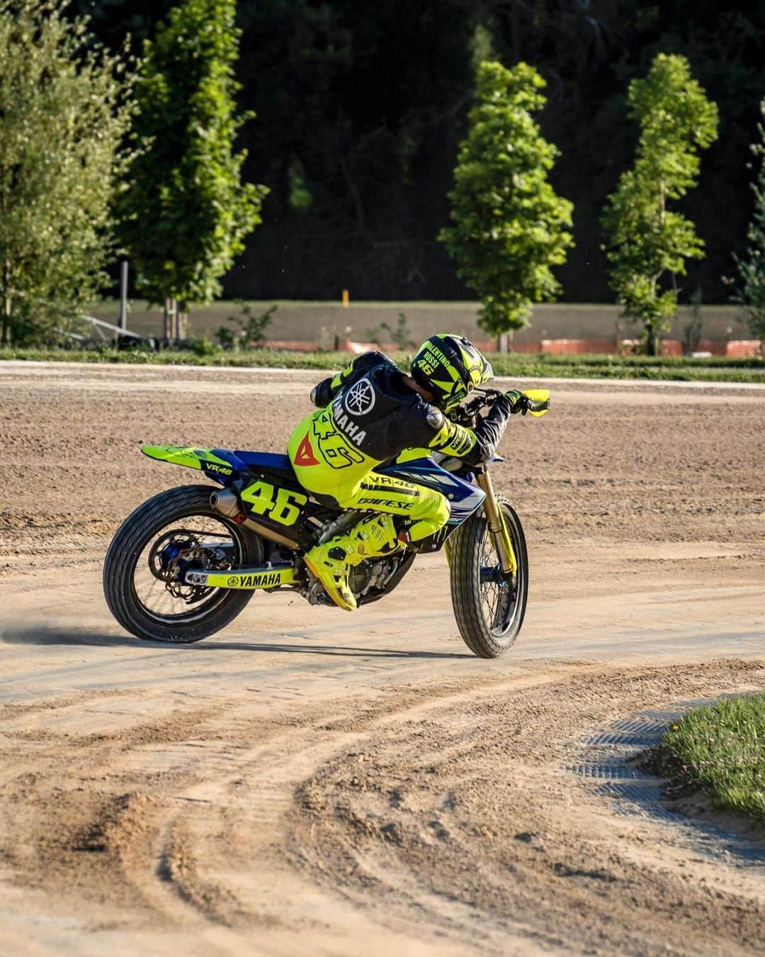 バレンティーノ・ロッシさんのインスタグラム写真 - (バレンティーノ・ロッシInstagram)「Going sideways in an unforgettable reverse training at the MotoRanch 🔄 @vr46ridersacademyofficial 📸 @camilss」6月10日 21時15分 - valeyellow46