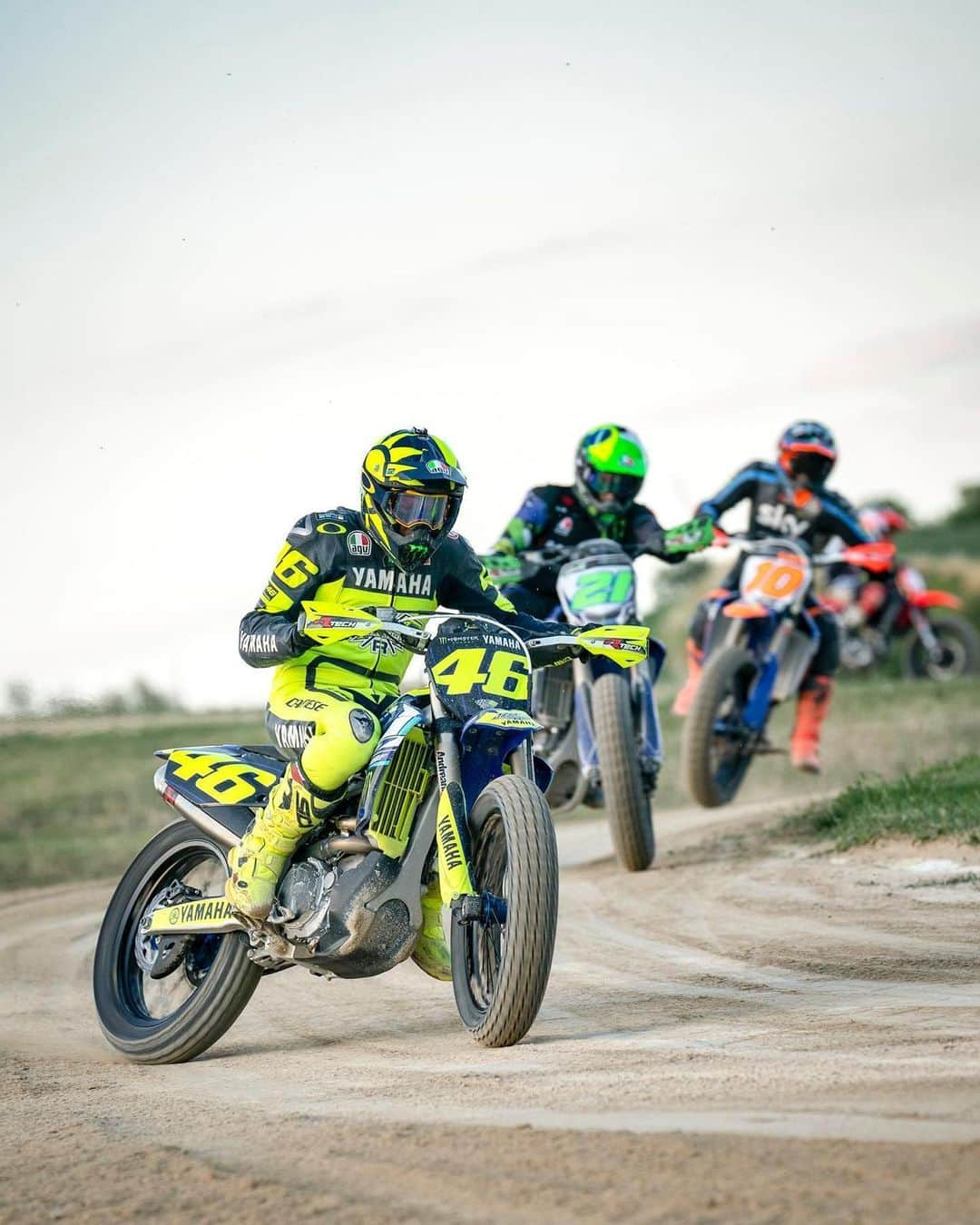 バレンティーノ・ロッシさんのインスタグラム写真 - (バレンティーノ・ロッシInstagram)「Going sideways in an unforgettable reverse training at the MotoRanch 🔄 @vr46ridersacademyofficial 📸 @camilss」6月10日 21時15分 - valeyellow46