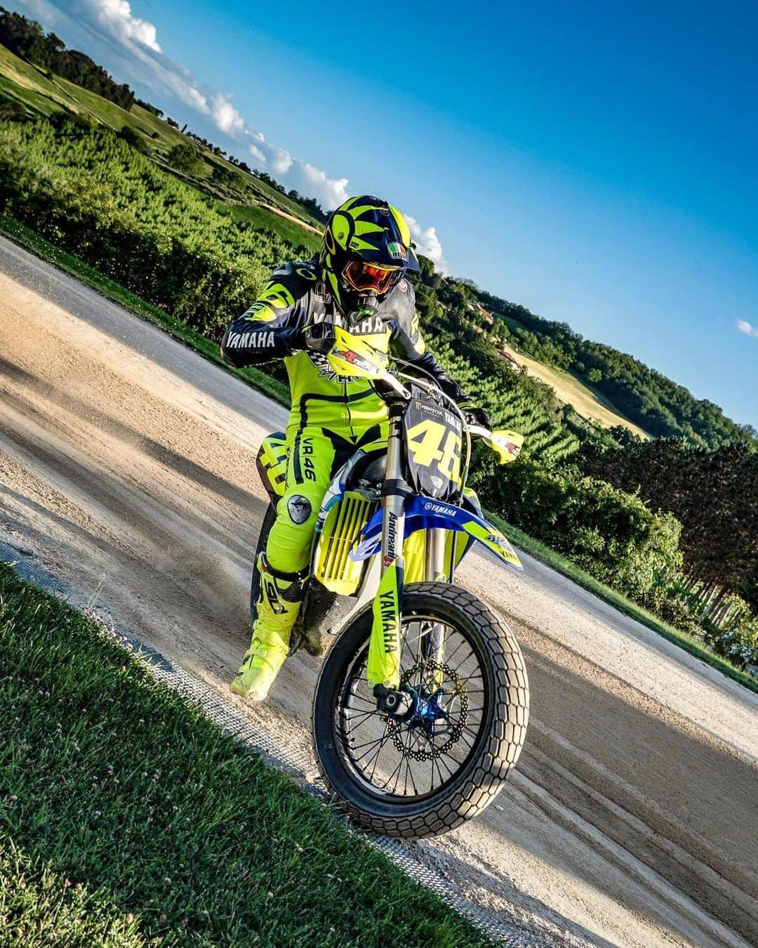 バレンティーノ・ロッシさんのインスタグラム写真 - (バレンティーノ・ロッシInstagram)「Going sideways in an unforgettable reverse training at the MotoRanch 🔄 @vr46ridersacademyofficial 📸 @camilss」6月10日 21時15分 - valeyellow46