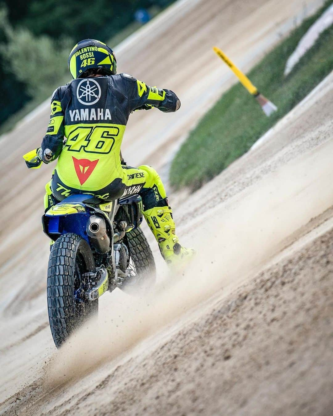 バレンティーノ・ロッシさんのインスタグラム写真 - (バレンティーノ・ロッシInstagram)「Going sideways in an unforgettable reverse training at the MotoRanch 🔄 @vr46ridersacademyofficial 📸 @camilss」6月10日 21時15分 - valeyellow46