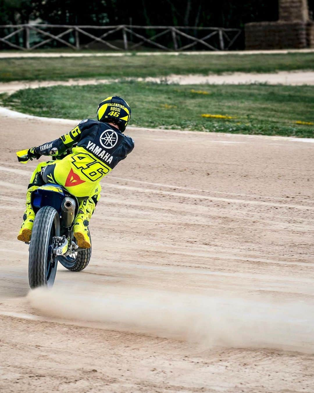 バレンティーノ・ロッシさんのインスタグラム写真 - (バレンティーノ・ロッシInstagram)「Going sideways in an unforgettable reverse training at the MotoRanch 🔄 @vr46ridersacademyofficial 📸 @camilss」6月10日 21時15分 - valeyellow46