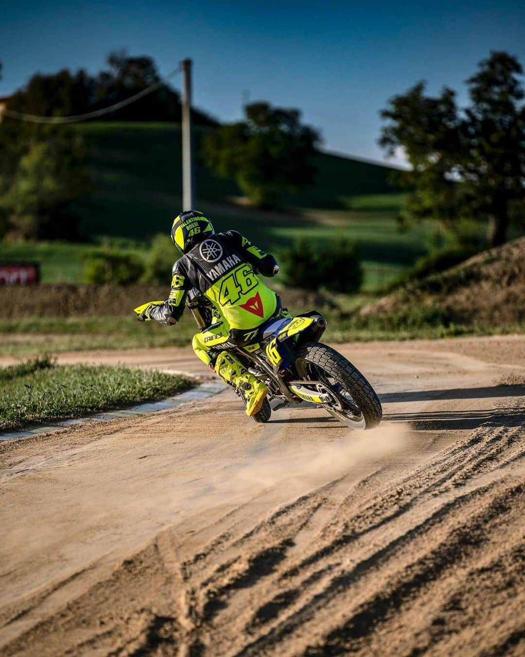 バレンティーノ・ロッシさんのインスタグラム写真 - (バレンティーノ・ロッシInstagram)「Going sideways in an unforgettable reverse training at the MotoRanch 🔄 @vr46ridersacademyofficial 📸 @camilss」6月10日 21時15分 - valeyellow46