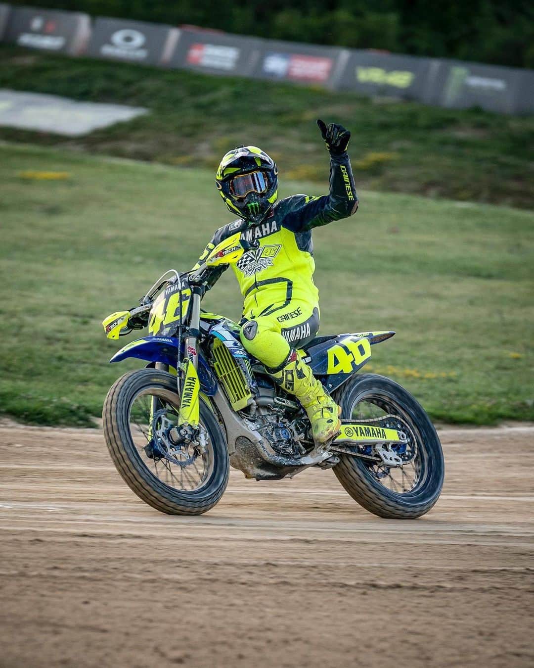 バレンティーノ・ロッシのインスタグラム：「Going sideways in an unforgettable reverse training at the MotoRanch 🔄 @vr46ridersacademyofficial 📸 @camilss」