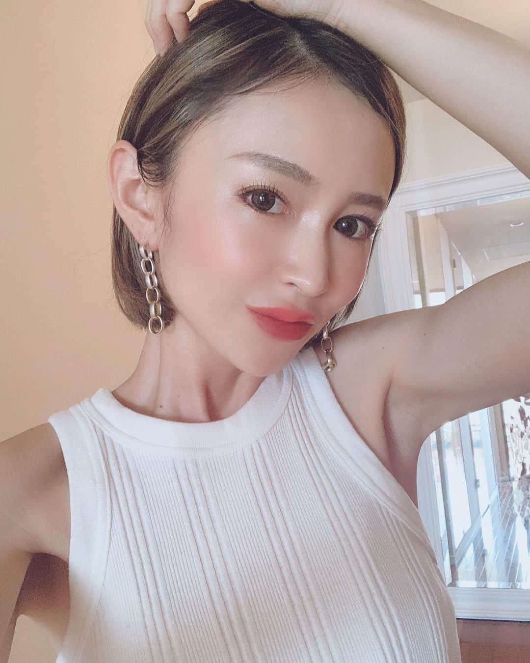 asami0510のインスタグラム：「💇‍♀️✨💕 今回髪短くしたかったからハイライト多めでハイトーンにしてもらったよ！全体的に明るくなって良い感じ✨ あと　@lilasmillesime_official の展示会で注文したピアス届いたの可愛い〜❤︎ silver×18kだよ！  産後の抜け毛も治って産毛さんが少しずつ伸びてきました🤣髪伸びるの早くて良かったww #ヘアスタイル #ヘアカット #hairstyles」