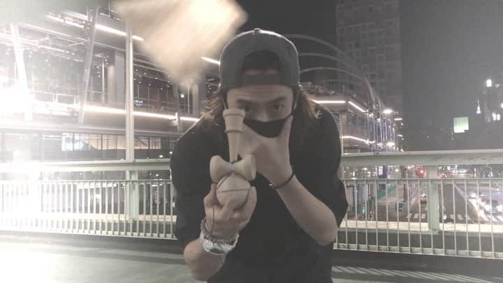 のインスタグラム：「Kendama flow in Shibuya at night. 久しぶりに渋谷で軽くけん玉。 久しぶり過ぎて動けなくなってんな〜。ちょいちょいやってきます。宮下公園前も変わったな〜  #zoomadanke #kendama #aldies #チェン玉 #shibuya #けん玉 #コダマン #渋谷」