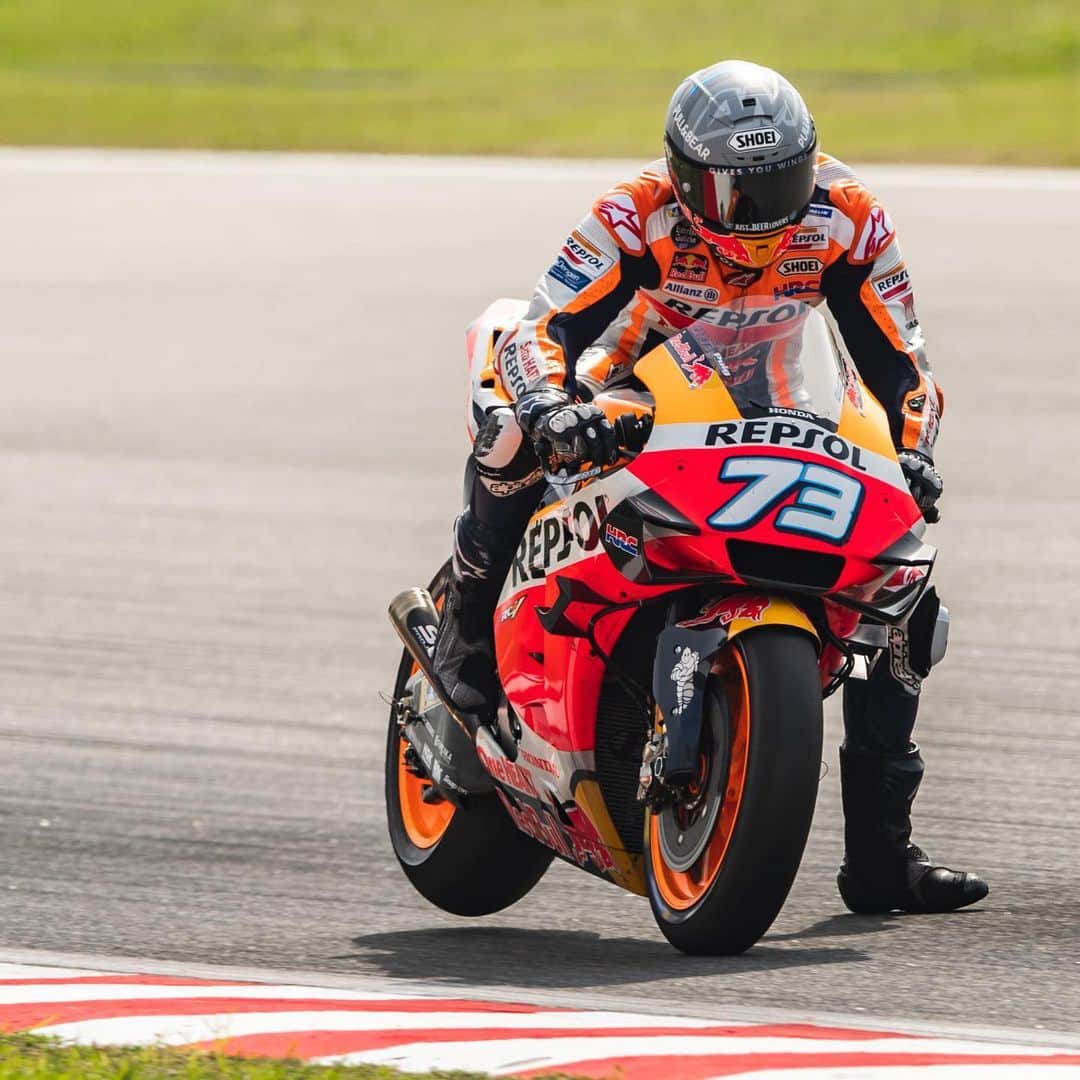 レプソル・ホンダのインスタグラム：「A #WheelieWednesday from each end 🏍」