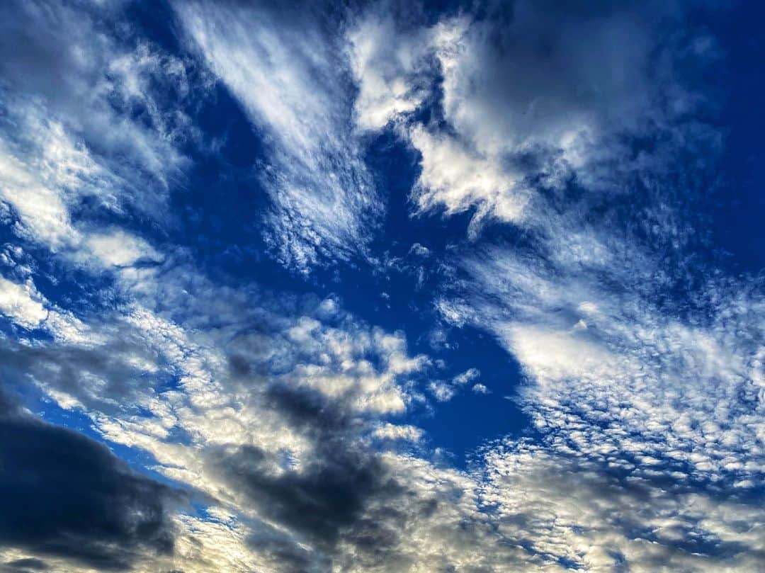 水村リアさんのインスタグラム写真 - (水村リアInstagram)「Summer Sky☁️﻿ ﻿ ﻿ 国内モータースポーツのスケジュールが﻿ 次々と決定、発表されてます👏﻿ ﻿ やっと動く！﻿ そして年末まで…鬼スケジュール！笑﻿ ﻿ はじまることはもちろん嬉しいので﻿ 夏以降の自分の体力のことは考えずに﻿ 今は準備に勤しむ毎日です😇😇😇😇😇😇﻿ ﻿ ﻿ まずはSUPER GT公式テストから👍﻿ ﻿ ﻿ 色々懸念することはあるんですが﻿ まあとりあえず！﻿ やってみないと分からない😊﻿ ﻿ ﻿ ﻿ すっかり夏空ですねー。﻿ 夏は大好きです❤︎﻿ 海に空見にいきたいなあ🏝﻿ ﻿ ﻿ ・﻿ ・﻿ ・﻿ #summersky﻿ #sky﻿ #空写真﻿ #空」6月10日 21時22分 - leah_mizumura