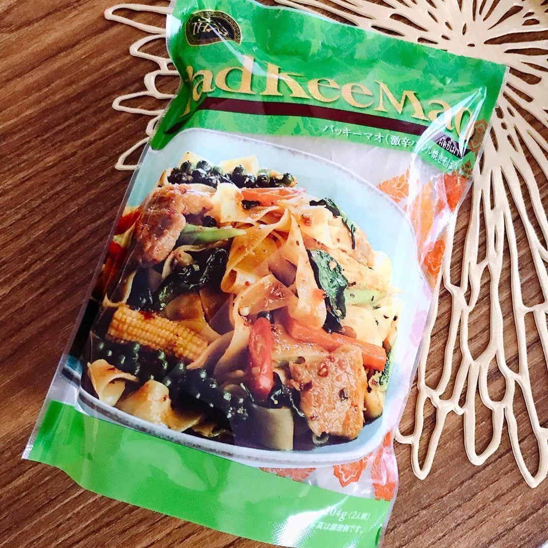 三好ジェームスのインスタグラム：「今夜はこれだっ！ タイ料理のパッキーマオ！  直訳すると、酔っ払い炒めらしい🥴  バジルと胡椒が効いていて旨い！ タイの焼きそば！  #パッキーマオ#padkeemao#激辛バジル焼きぞば#タイ#🇹🇭#thailand #thaifood #有田牛#wagyu #牛肉#いんげん#椎茸#長ネギ#もやし#平麺#米麺#KALDI#おうちごはん#おうち時間 #」
