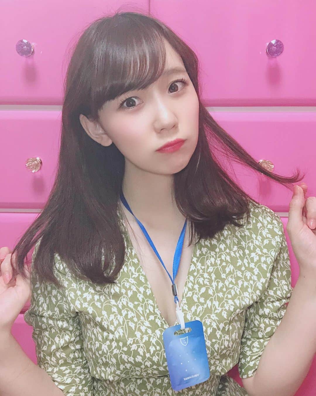 大段舞依のインスタグラム：「﻿ ﻿ 最近、内外のワンカールや外ハネをする事が﻿ 多くなりましたとさっ☺️☀️﻿ ﻿ ﻿ ※首に掛けてるのは、外に出る時の必需品です🦠﻿ ﻿ ﻿ #髪の毛 #ウイルス対策 #2袋目﻿ #必需品 #SNIDEL #スナイデル﻿ ﻿」