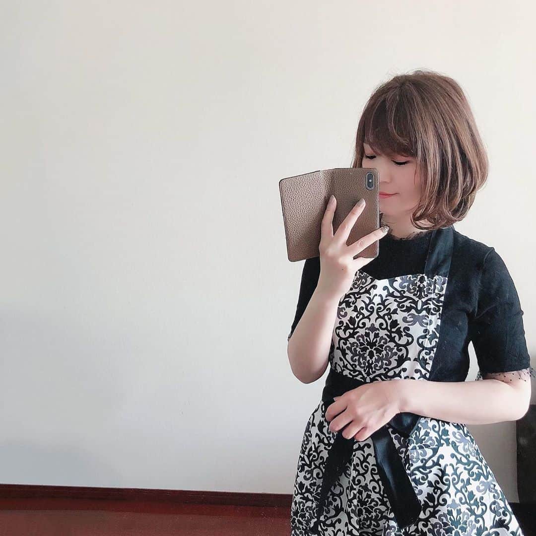 kaori sugiyamaさんのインスタグラム写真 - (kaori sugiyamaInstagram)「* * Francfrancのエプロンが可愛くて自粛期間中もオンラインで2枚追加♥︎ * そして久しぶりのボブなので巻き方色々試し中🧐 * #エプロン #francfranc #フランフラン #ボブ #ゆる巻き」6月10日 21時23分 - kaoriiin12