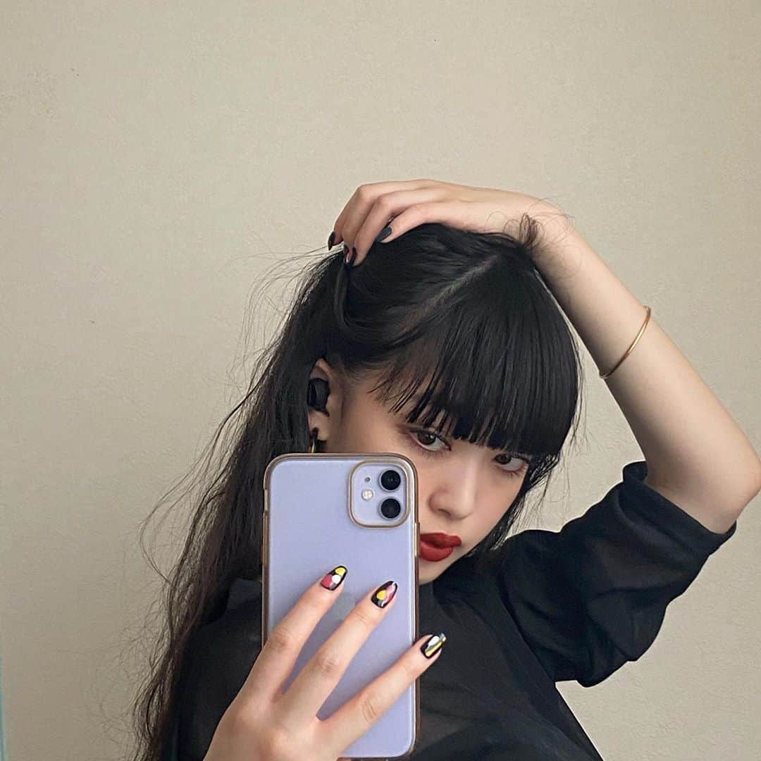 セナのインスタグラム：「@thecoopidea @modernity_jp  ワイヤレスイヤフォンデビューうれしい 音質も良いしデザインもかわいい🖤 #thecoopidea  #thecoopidea_beansproactive #完全ワイヤレスイヤフォン . . . . . . . . . #黒髪スーパーロング #黒髪 #黒髪ロング #ロングヘア #スーパーロング  #赤リップ #ブラックコーデ #撮影 #サロモ #サロンモデル #ストリート系女子 #音楽好きな人と繋がりたい #音楽のある生活 #streetfashion #古着  #ootd #ootdfashion #ストリートファッション #streetstyle #instagood #instalike #巻き髪 #ootd4nylonjp #自撮り #selfie #streetphotography #セナ」