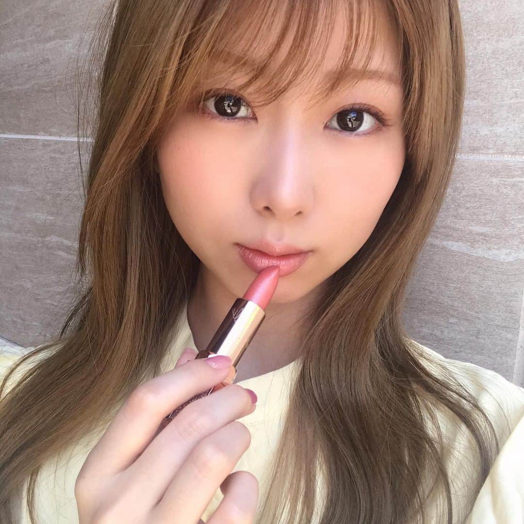 中島愛蘭さんのインスタグラム写真 - (中島愛蘭Instagram)「美貴ちゃん @miki_kokubo が誕生日プレゼントで﻿ リップをくれました🥺🥺❤︎﻿ ﻿ @deardahlia_beauty の#allureshinelustrouslipplumper ATTRACTION 💄﻿ ﻿ 見た目でもう可愛い！！！﻿ ピンクゴールドのキラキラ💫﻿ リップのカラーはコーラルベージュで﻿ ラメたくさん❤︎﻿ プランプ効果があるので塗るとピリピリするよ☺️﻿ しっとりしていて潤いも◎﻿ ﻿ 今日はこのリップに合わせてメイク🍒﻿ 韓国コスメで揃えました！﻿ ﻿ @3ce MULTI EYE COLOR PALETTE #DRY BOUQUET﻿ TAKE A LAYER MULTPOT #HOLLY HOCK﻿ @clio PRO SINGLE SHADOW G03﻿ ﻿ 韓国コスメたくさん欲しい🙄！﻿ 韓国行きたいなぁ、、！﻿」6月10日 21時28分 - aira_nakajima