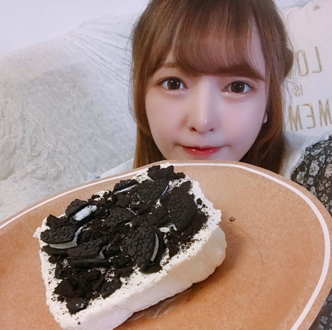 椎名あつみさんのインスタグラム写真 - (椎名あつみInstagram)「いま話題の！！！ オレオチーズケーキつくりました❤️ YouTube動画アップしたよっ✨ 焼かないでつくる！！ 生クリーム不要のケーキ☺️❤️ クッキーとかよりも 断然簡単だったし ぴかいちおいしかったーっ🥺❤️ 最近あまいもの ゼリーばっかりだったから ケーキがゆめみたいだった！  ケーキやっぱ最強だね☺️ あますぎて幸せ！！ もうケーキ1週間生活 とかしちゃおうかな！このさい！！ 1日6個くらいたべちゃお😡  #オレオチーズケーキ  #お菓子作り  #オシャレカフェ  #オレオ」6月10日 21時33分 - atsumichann