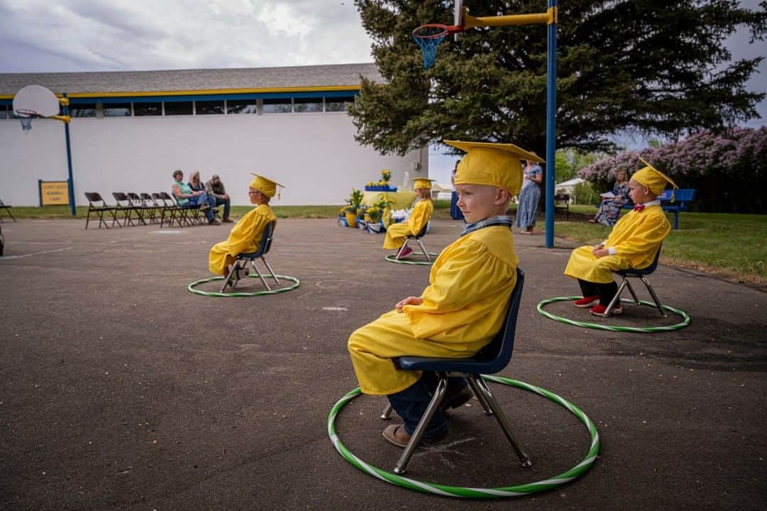 ナショナルジオグラフィックさんのインスタグラム写真 - (ナショナルジオグラフィックInstagram)「Photo by @amivitale | Kindergarten students sit patiently at their socially distanced graduation at the Willow Creek School in Willow Creek, Montana. Willow Creek was one of the first schools in the country to reopen for in-person instruction. Willow Creek is a small, rural community with no reported cases of COVID-19, and parents and students were eager to return to school. In-person instruction is voluntary, and the school outlined additional cleaning protocols. The educators are as focused on students' emotional well-being as academic progress. Follow @amivitale for more stories of hope and joy in the world. @thephotosociety #schools #coronavirus #kindergarten #covid19 #graduation」6月10日 21時37分 - natgeo