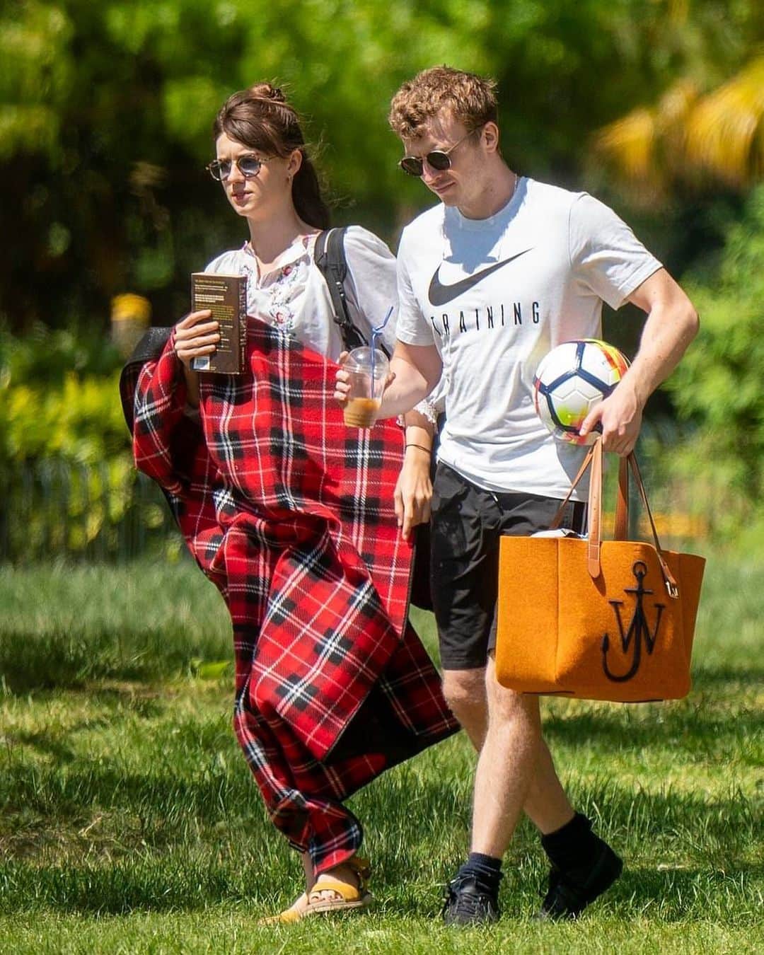 JWアンダーソンさんのインスタグラム写真 - (JWアンダーソンInstagram)「Picnic in the park? Spotted: @daisyedgarjones with beau #TomVary strolling in London with the new Belt Tote in felt. Link to buy in bio.」6月10日 21時37分 - jw_anderson