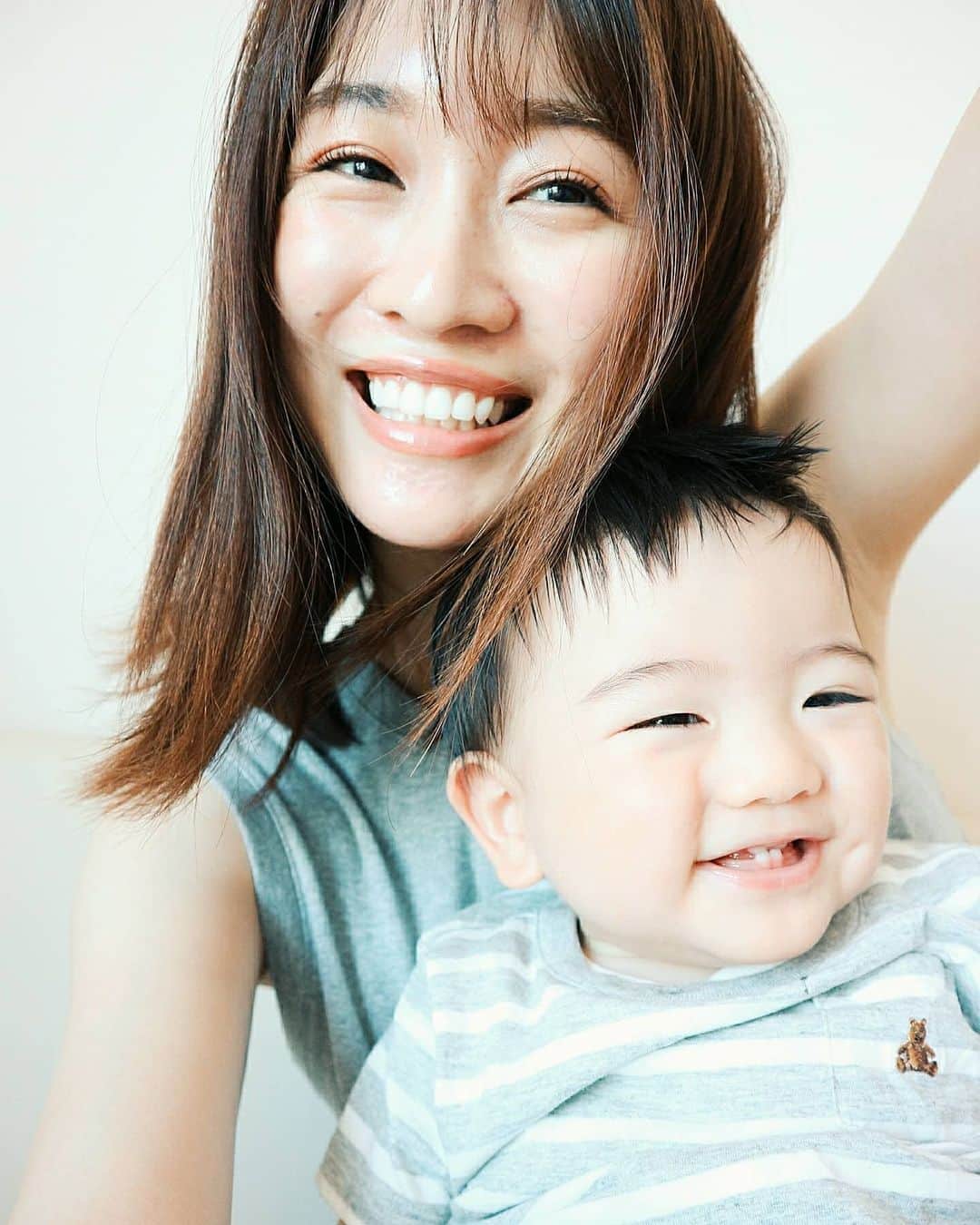 佐川愛果さんのインスタグラム写真 - (佐川愛果Instagram)「息子が来週には11ヶ月になるのですが、私の肌荒れも、産後11ヶ月にしてだいぶ落ち着きました😂妊娠中からの異常なニキビはなんだったんだろうか、、、 ホルモンバランスが一番なんだろうけど、この自粛期間、徹底的に色々見直したことも吉と出たのではないでしょうか。 この肌状態を維持しつつ、このまま回復に向かえばとても嬉しい。 一応、記録のためにこの３ヶ月何を変えたか書いておく✏  ①シャワーヘッドを新しくした。(塩素除去フィルター)←上京後の肌荒れにも効いた ②ニキビの薬を変えた(ディフェリン+ダラシンT→デュアックに変更)←これめっちゃでかい気がする ③クレイパックを２日に１回やる。(前にも紹介した @aromafrance のやつ) ④そもそも息子がわりと寝るようになった。(とはいえ癖で夜中私が目が覚めるが夜泣きはないのがありがたい) ⑤化粧水や乳液、クリーム等全部変えてみた ⑥サプリメント(ビタミンC、Eやすっぽん等色々試した)  意外とこの自粛期間、自分、頑張った！笑 ニキビというか、とびひだったんじゃないかとすら思ってる😂 まだ授乳もやめてないし、まだのびしろある気がする！ 今度ストーリーに肌の経過載せよ～っと✨  #生後10ヶ月 #肌荒れ #産後の肌荒れ #スキンケア #ニキビ対策 #肌荒れ対策 #美肌造り #クレイパック #ニキビケア #毛穴レス #ママの悩み #ママライフ #ママスタグラム」6月10日 21時47分 - aika728sagawa