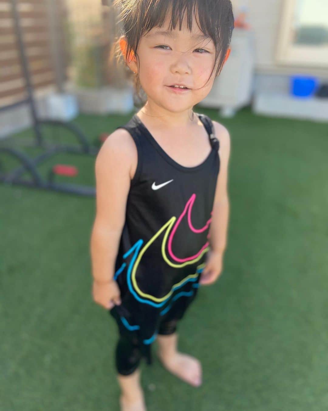 大菅小百合のインスタグラム：「分散登園で頑張っている娘と水遊び‼️😆✨ 前日からナーバスになり泣きながら🚌に乗る帰って来た時には目の周りは赤くなってるし💦毎回泣いてるからいざ幼稚園に送り出してもソワソワして落ち着かない私😅 心を鬼にして送り出すけどバスに乗って泣きながらこっちを見る顔が切なくて申し訳なく感じてしまう…ママも慣れないなぁ〜😭😭 ・ ・ ・ #分散登園 #毎日行ってるわけじゃないから #慣れないよね #今日はお休みだから楽しくね #笑顔をみてると安心する #大人も楽しめる滑り台 #nike #3y2m21d」