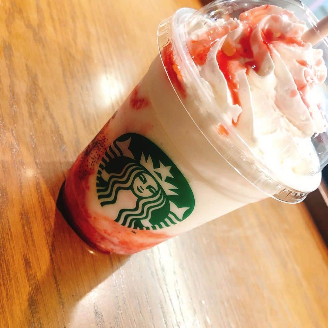 上野優華さんのインスタグラム写真 - (上野優華Instagram)「新作のいちごフラペチーノが良かったんやけど、売り切れとった…🥺 なので！！！ 売り切れた時にだけ販売される逆にレアらしいミルクイチゴフラペチーノ🍼🍼🍓🍓 イチゴは裏切らん…！！！！美味しい！！！ #スタバ #Starbucks #Starbuckscoffee #フラペチーノ #ミルクイチゴフラペチーノ #🍼🍼🍓🍓 #sweets #期間限定 #限定に弱い #イチゴ #🍓 #新作 #新商品 #美味しい #カフェ #Cafe #カフェスタグラム #カフェ巡り #カフェ好き」6月10日 21時42分 - yuukaueno0205