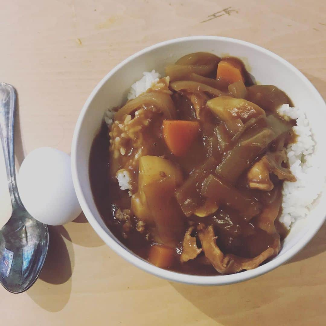 田中卓志さんのインスタグラム写真 - (田中卓志Instagram)「カレー作った！ カレーに卵を落としたい時は、丼に！ 間違いないっ！  #カレー #卵 #カレー丼 #カレーeeeee」6月10日 21時44分 - ungirls_tanaka