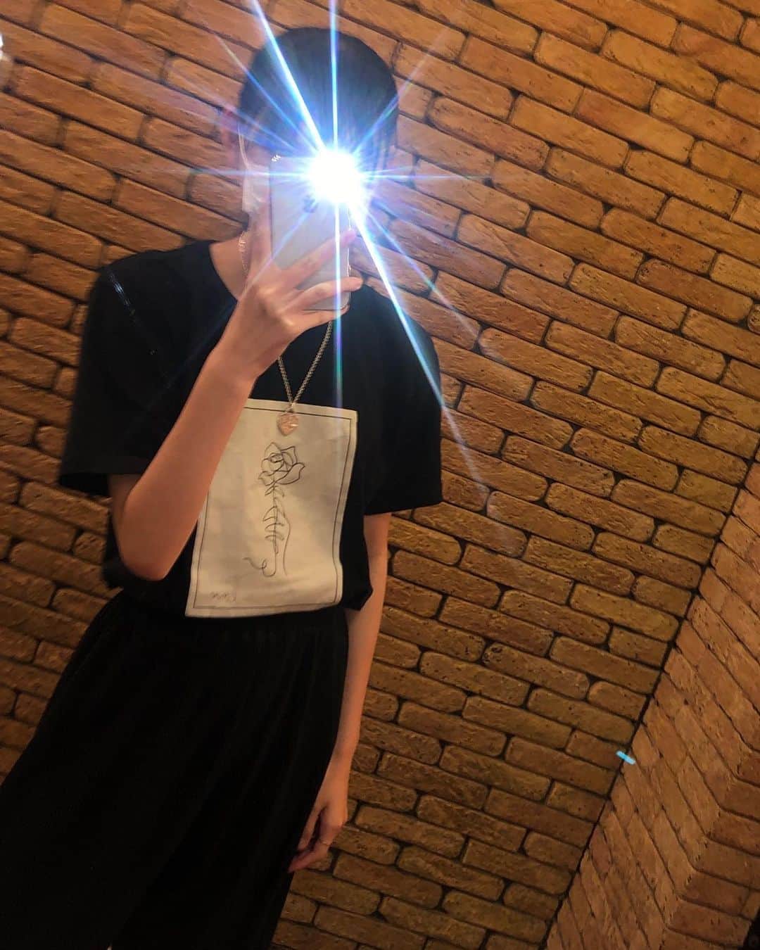 中野みやびのインスタグラム：「フラッシュ  #フラッシュ #flash #light #shotoniphone #スマホ #携帯 #black #fashion #ファッション #ファッション #code #コーデ #コーディネート #薔薇 #バラ #rose #民謡ガールズ #みやび」