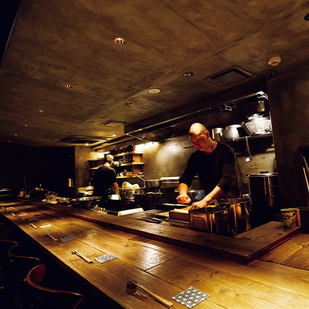東京カレンダーさんのインスタグラム写真 - (東京カレンダーInstagram)「#東カレ編集部員が愛する店 【「さすがですね」の声が聞きたくて今宵もまた、あのハムカツを想う……】﻿ ⠀⠀⠀⠀⠀⠀⠀⠀⠀﻿ 副編集長・浜田が愛する店【 #酒井商会】﻿ ⠀⠀⠀⠀⠀⠀⠀⠀⠀﻿ 写真▷﻿ ①長崎県雲仙産の、ほぼ無添加に近い良質のハムを肉厚にカットして揚げた名物「雲仙ハムカツ」。﻿ パン粉を立たせるようにしっかり付けるのがポイント﻿ ⠀⠀⠀⠀⠀⠀⠀⠀⠀﻿ ②「焼き穴子サンド」で、パンには穴子の白焼き、昆布の佃煮、わさびとクリームチーズ、海苔が挟まれる。﻿ ⠀⠀⠀⠀⠀⠀⠀⠀⠀﻿ ③誰もが好む酒場メニューがずらり。何を頼んでも横から「いいですね」と言われるから楽﻿ ⠀⠀⠀⠀⠀⠀⠀⠀⠀﻿ ④コンクリートと、端材のようなウッドを組み合わせた店内。 女子同士はもちろん、男同士でもくつろげるちょうどいいおしゃれ加減。 縦に奥行きがあるカウンターは、3品程度なら一気にのせてもゆとりあり ﻿ ⠀⠀⠀⠀⠀⠀⠀⠀⠀﻿ ⠀⠀⠀⠀⠀⠀⠀⠀⠀﻿ ーーーーP r o f i l eーーーー﻿ ★副編集長・浜田★﻿ モノ情報誌、ファッション誌の編集を経て現在に至る。﻿ ちなみに『東京カレンダー』入社1年で10㎏増。﻿ 自宅では一滴も飲まないことを信条にしており、自粛期間は終始シラフ。﻿ ⠀⠀⠀⠀⠀⠀⠀⠀⠀﻿ ーーーーーーーーーーーーー﻿ ⠀⠀⠀⠀⠀⠀⠀⠀⠀﻿ ★コースの詳細や店内の様子は⠀⠀⠀⠀⠀⠀⠀⠀⠀﻿ 『月刊誌　東京カレンダー2020 7月号　#私たちが愛する店　東カレ編集部員が愛する店　』にて⠀⠀⠀⠀⠀⠀⠀⠀⠀﻿ ⠀⠀⠀⠀⠀⠀⠀⠀﻿ ⠀⠀⠀⠀⠀⠀⠀⠀⠀﻿ 【今回ご紹介したレストラン情報】⠀⠀⠀⠀⠀⠀⠀⠀⠀﻿ 店名▷ #酒井商会﻿ エリア▷#渋谷　#渋谷区﻿ 電話▷070-4470-7621⠀⠀⠀⠀﻿ 住所▷渋谷区渋谷3-6-18 荻津ビル2F　﻿ .﻿ .﻿ #最新号 #東カレ #tokyocalendar #東京グルメ #日本グルメ #日本美食 #東京美食  #渋谷グルメ　#渋谷居酒屋　#落ち着いたら行こう #和食　#コスパ#大人　#隠れ家 #東京グルメ  #ハムカツ #カジュアル」6月10日 21時49分 - tokyocalendar