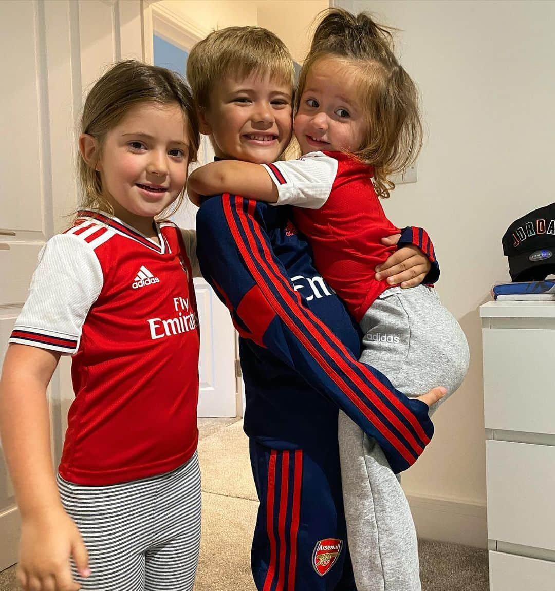 ダニエル・オズボーンさんのインスタグラム写真 - (ダニエル・オズボーンInstagram)「My little @arsenal babies today 😊❤️ They all wanted to match today 😊 Can’t wait to be able to take my little man to another game 🙌🏼⚽️」6月10日 21時51分 - danosborneofficial