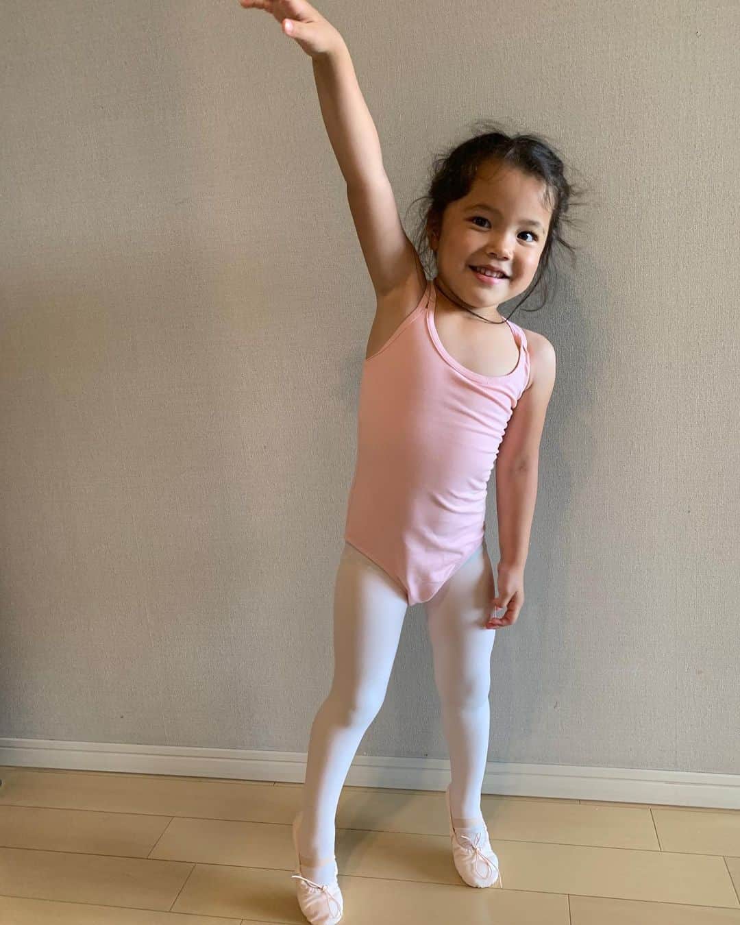 エリナ シルカのインスタグラム：「My dancing little cuties 💃🕺 双子、バレエも初めました😍」