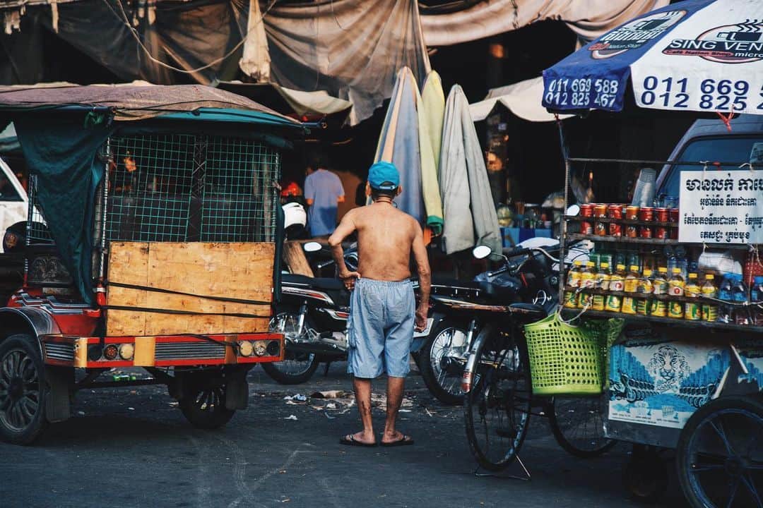 Shunsuke Miyatakeのインスタグラム：「The Back of a Working Grandpa, Phnom Penh, Cambodia」