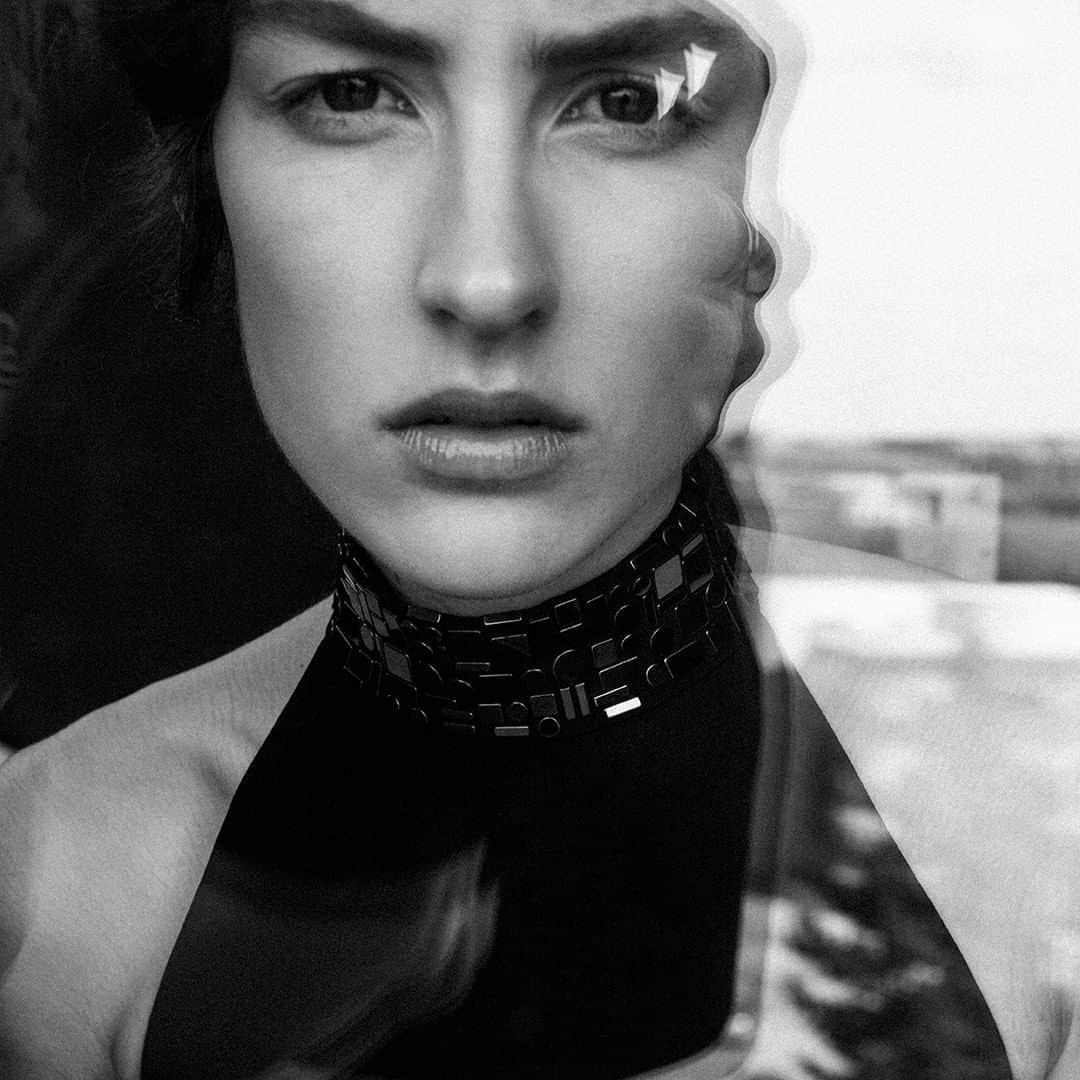 ミラショーンのインスタグラム：「The_first_woman #milaschon ⠀⠀⠀⠀⠀⠀ ⠀⠀⠀⠀⠀⠀ ⠀ ⠀ ⠀ ⠀⠀⠀⠀⠀⠀ #monochromeportrait #bnwportraits #bwphotooftheday #portraiturephotography #colorportrait #blackandwhiteportraits」