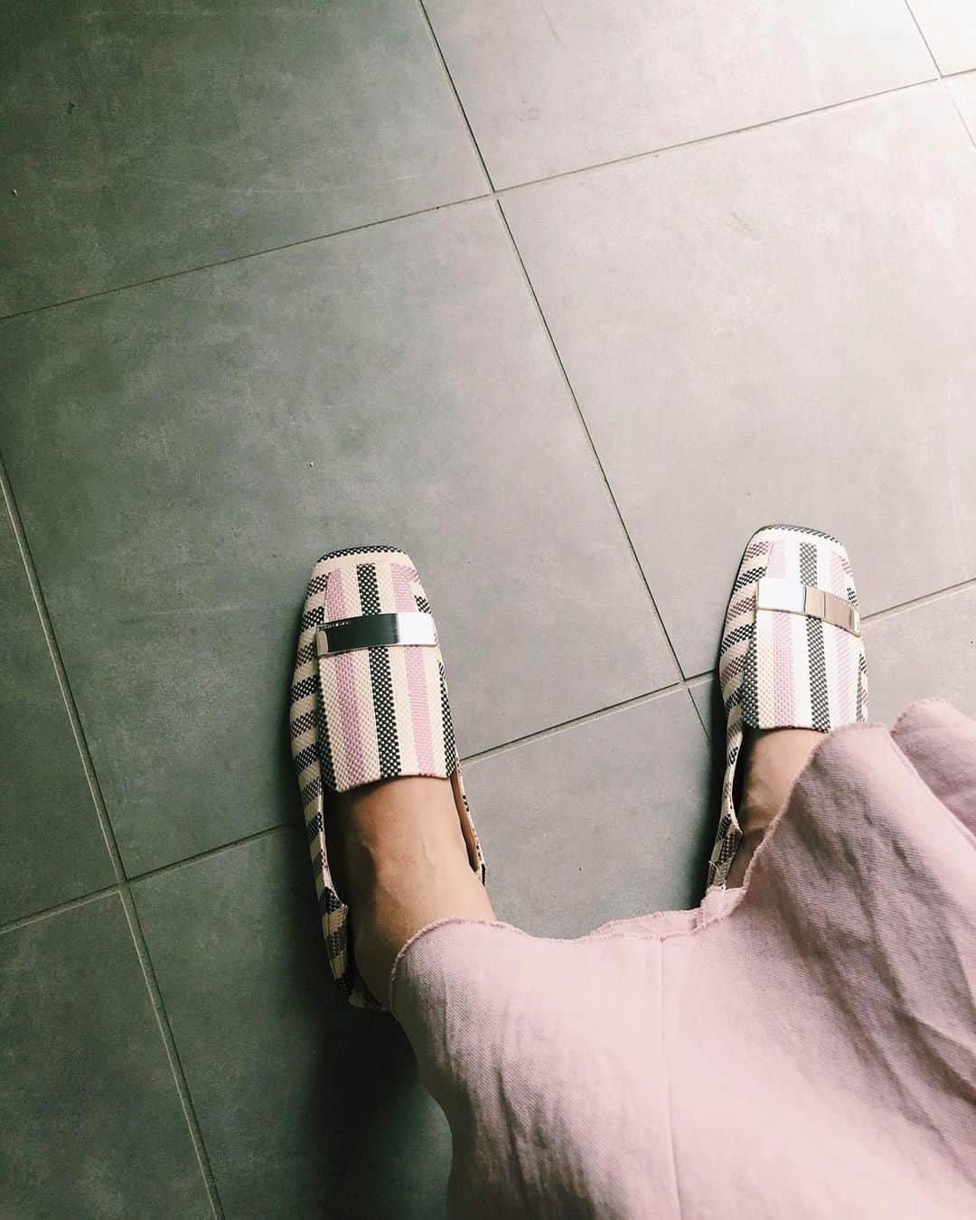 原田沙奈子さんのインスタグラム写真 - (原田沙奈子Instagram)「最近気づくとピンク着てる。 今はピンクの気分みたい。 この @abel_tokyo のリネンオックススラックスはバージョンアップしてますます履きやすくなったから出番多くて忙しそう。笑  いつもは割とシンプルめな足元だけど色がある靴も、いいなぁ。←数年前に買った @sergiorossi  我が家は一室をファミリークローゼットにしてるから朝はクローゼットで家族に会うことも多い。 ちょっとバタバタしながらアマネが自分で決めた服に着替える姿見てると、独り言が多いから笑える。  今日は暑いから下着をタンクにするか半袖にするか、頬に手をあてながら大きな声で悩んでた。 「大きくなったらプリンセスになるから、どっちかなー🤔」て言った後、「あ、プリキュアのピンクの子にもなりたいしなー」て。 タンクか半袖か選ぶのにこの悩み関係ある？笑  着替える時も楽しませてくれてありがたいわー。  しかし、明日から梅雨入りかね… しばらくビーサン生活かな。  #サナコ_服#abel_tokyo」6月10日 21時58分 - sanakoharada