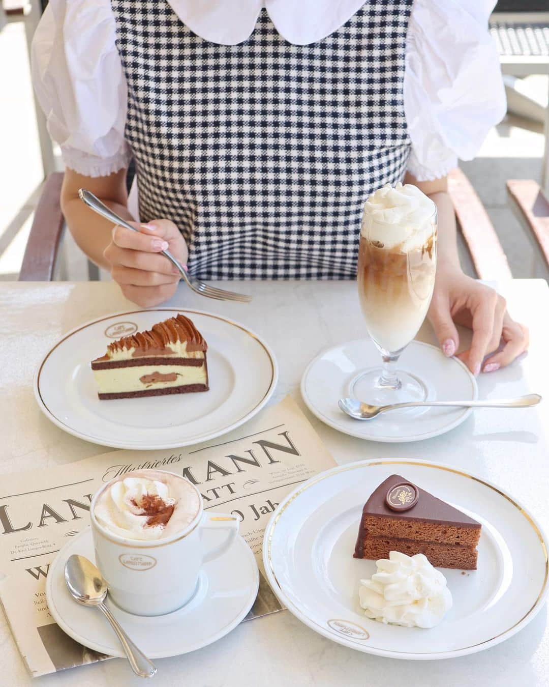 小沼瑞季さんのインスタグラム写真 - (小沼瑞季Instagram)「🇦🇹☕️🍰﻿ ﻿ 表参道のaoビルにあるcafe﻿ カフェラントマンへ行ってきました😍☕️💌﻿ ﻿ ウィーンに本店を構える歴史あるカフェで﻿ お店の雰囲気を忠実に再現したんだそう🏰✨﻿ ﻿ ザッハトルテとモーツァルトトルテ﻿ 濃厚でめちゃくちゃ美味しかった🍰🍫﻿ 合わせてちょっぴりシックなコーデにしました👗﻿ ﻿ ﻿ 実は自粛前の３月頭くらいの写真🥺﻿ 載せそびれてたのでやっと...🍓﻿ ﻿ ﻿ #カフェラントマン #cafelandtmann #ザッハトルテ #テラス席 #表参道 #omotesando #omotesandocafe #カフェ巡り #表参道カフェ #表参道グルメ #原宿カフェ #青山カフェ #日本美食 #カフェタイム #カフェ散歩 #sachertorte #カフェ活 #カフェ部 #ココア #カフェラテ #英字新聞 #おしゃれカフェ #かふぇめぐり﻿ #みいきのカフェめぐり☕️🍰」6月10日 22時13分 - mizukikonuma