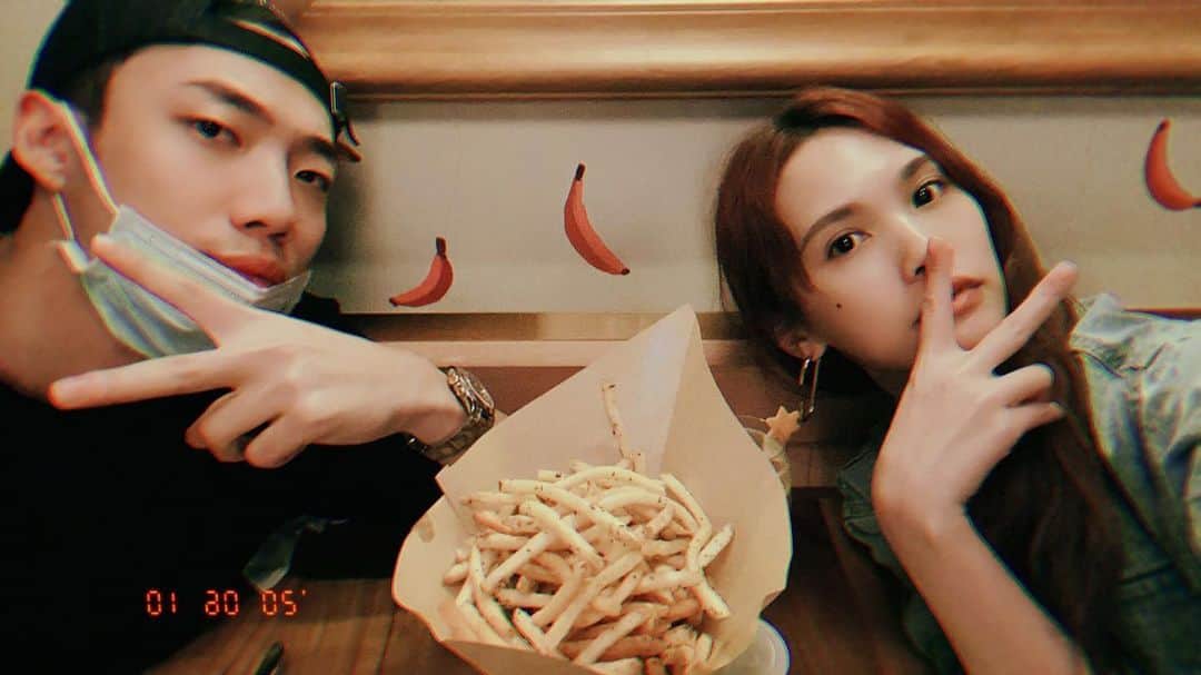 レイニー・ヤンのインスタグラム：「🤩 工作完來吃頓飯 With my lil bro」