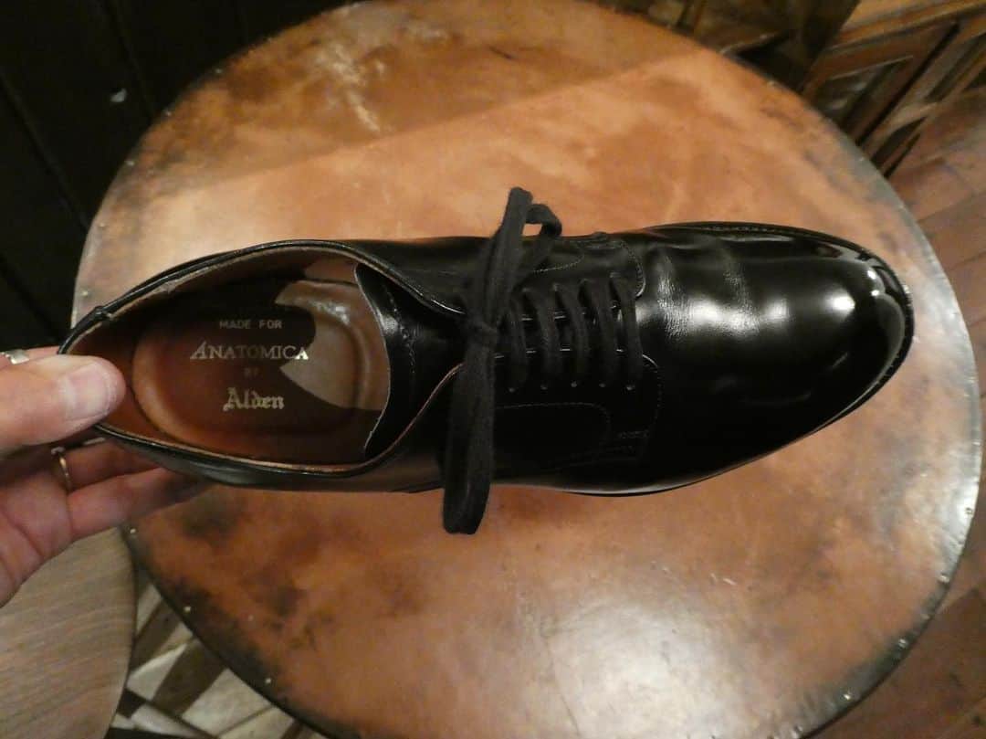 Yuya Hasegawaさんのインスタグラム写真 - (Yuya HasegawaInstagram)「@aldenshoeco × @anatomica_tokyo_aoyama  Aldenはカーフも良いんですよねぇ〜磨くとめちゃくちゃ上品に輝く✨cordovanが有名ですが実はオールデンのカーフこそ名靴です。 #alden #anatomica #brifth #shoeshine #rolex #靴磨き #磨き映え #オールデンのカーフはキメが細かくてとっても磨きやすい！」6月10日 22時06分 - yuya.hasegawa.brift.h