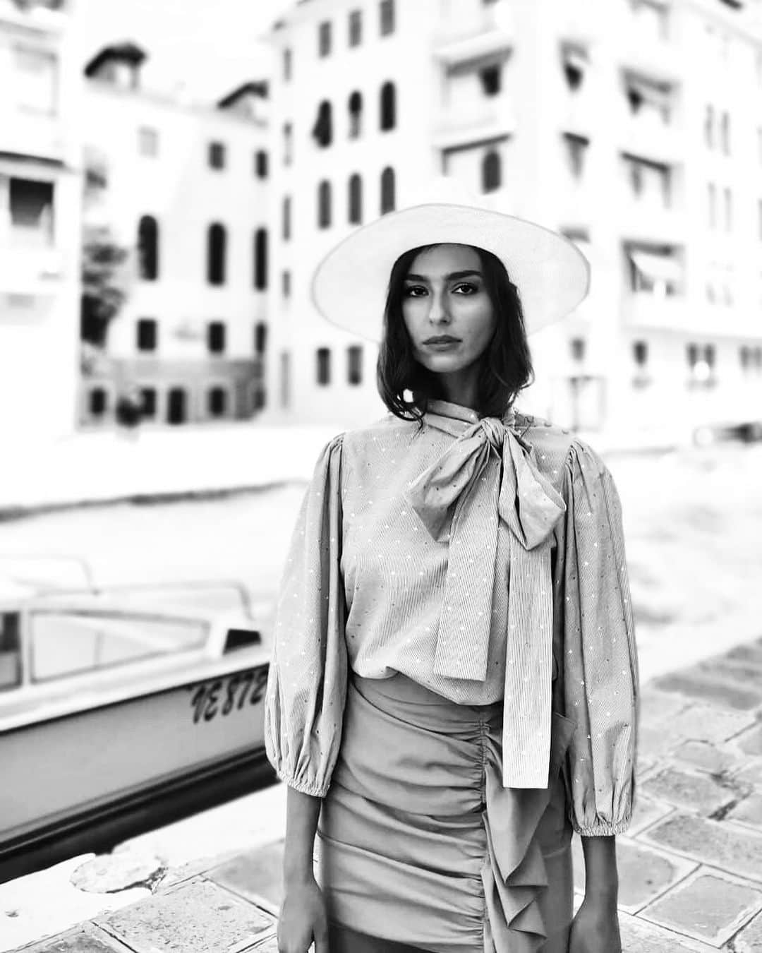 Stella Egittoのインスタグラム：「Marziale e militaresca, credibile come a Gennaio una pesca. ( sì,ovvio che certo che dobbiate smentirmi !!!) . . . #diariodibordo #bw  #bwlovers  #esorcizzailconcetto #nowhere」