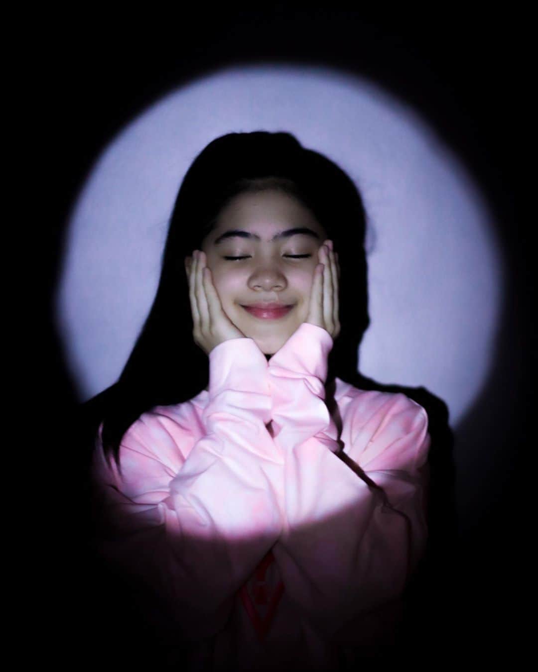 Niana Guerreroのインスタグラム：「hopping on the trend 🧻🔦🤣」