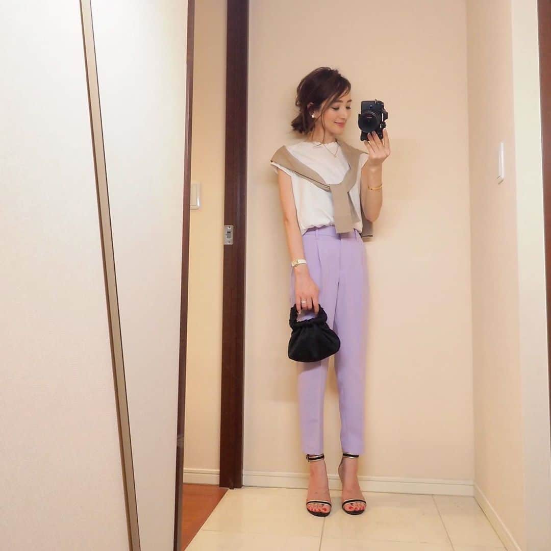 のインスタグラム：「買ってからいつの間にか娘に奪われていたZARAのミニバッグ😂今日はちょっとお借りしました🙏笑 T.#deuxiemeclasse #ドゥーズィエムクラス bottom#plst#プラステ shoes#gianvitorossi#ジャンヴィトロッシ bag#zara#ザラ ・」