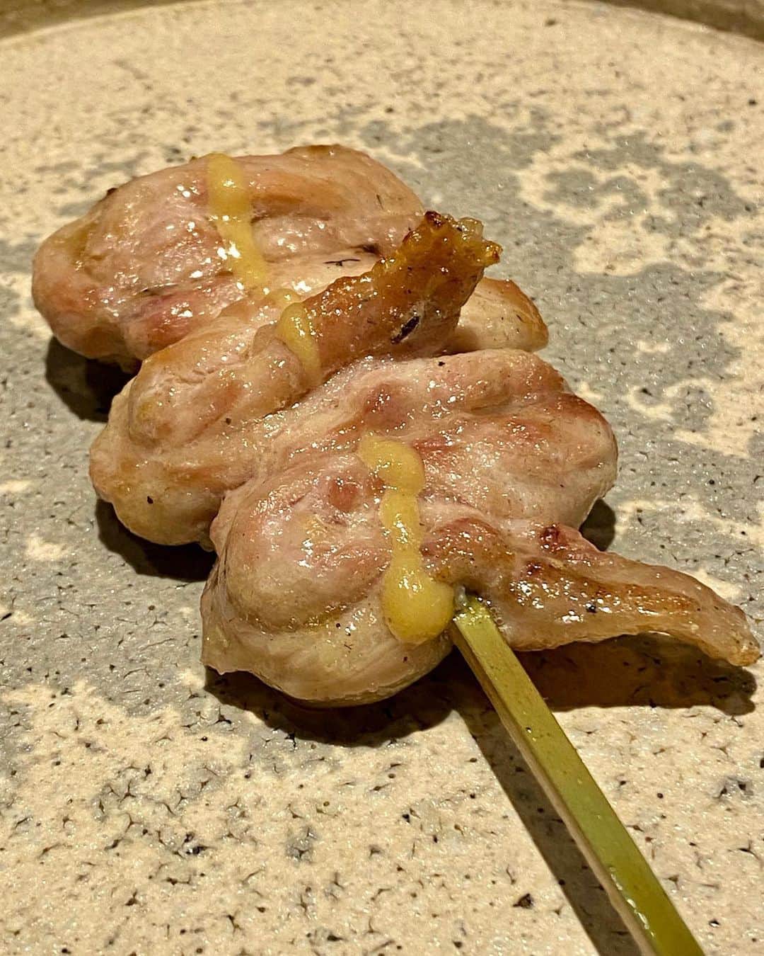 秋山具義さんのインスタグラム写真 - (秋山具義Instagram)「久しぶりに再開した『七鳥目』！﻿ ﻿ 川名大将は、肉に旨味を閉じ込める天才です！！！﻿ 今日も、美味しかった〜！！！﻿ ﻿ シメの新メニュー「松風地鶏一羽を使った 無化調中華そば」は、鶏油たっぷりの無化調とは思えないコクのスープがめちゃくちゃ美味しくて、京都の『麺屋棣鄂』の麺も最高！！！﻿ ﻿ こちらもソーシャルディスタンスディスタンス焼鳥になってました！﻿ ﻿ #七鳥目 #具義焼鳥2020」6月10日 22時09分 - gugitter