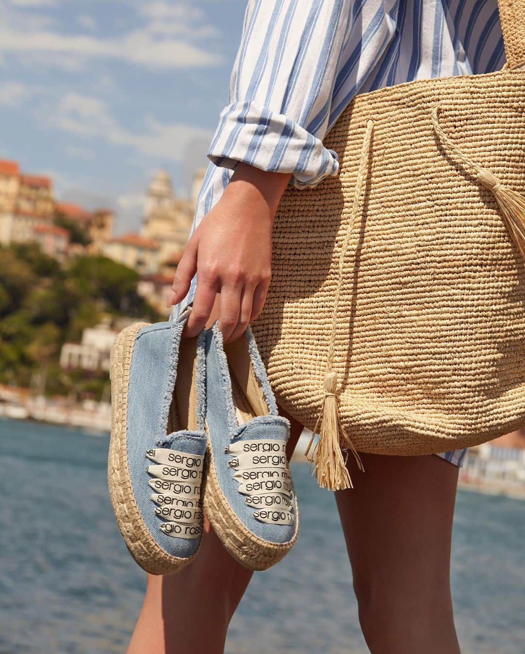 Sergio Rossiさんのインスタグラム写真 - (Sergio RossiInstagram)「The #srAddiction Sergio Rossi + @manebi brings us to a dreamy summertime made of freedom and sunny days. The new capsule collection is waiting for you online and in stores. #SergioRossi #Manebi #SummerLover #TheSummerMood」6月10日 22時10分 - sergiorossi
