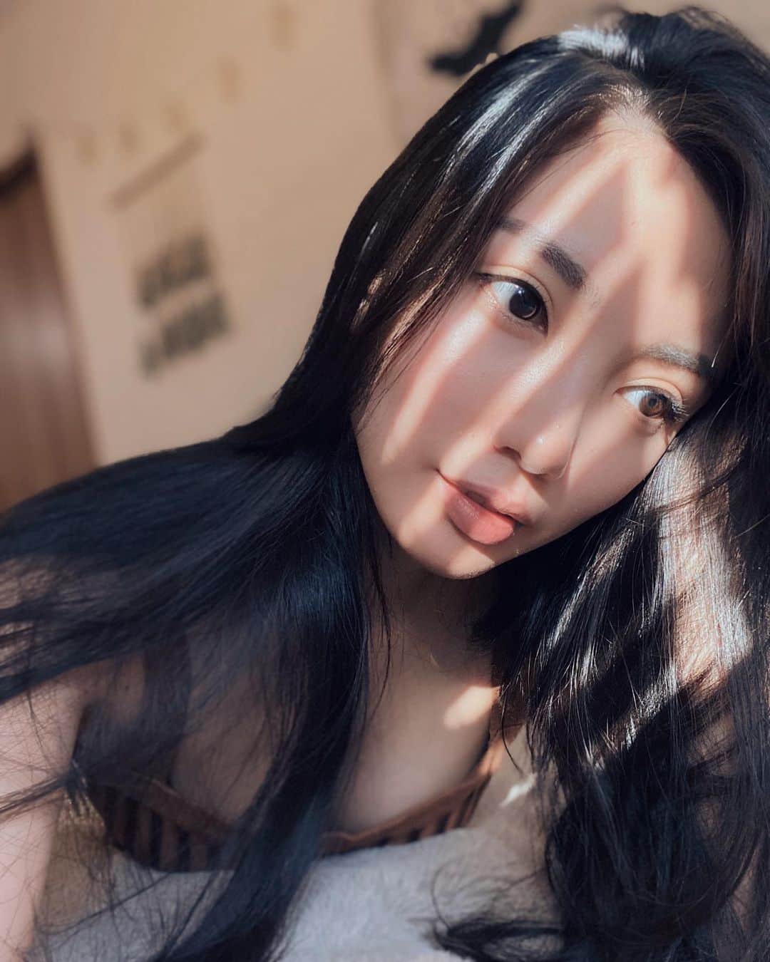 吉田愛璃のインスタグラム：「. . 明日から梅雨入りか〜☂️ ストレートかけれなかった🥺  #梅雨入り　#ヘア事情　#広がるのやだ🥺　#気持ちもどんより #いやいや心はハッピーに🤍　#はよ髪切りたい」
