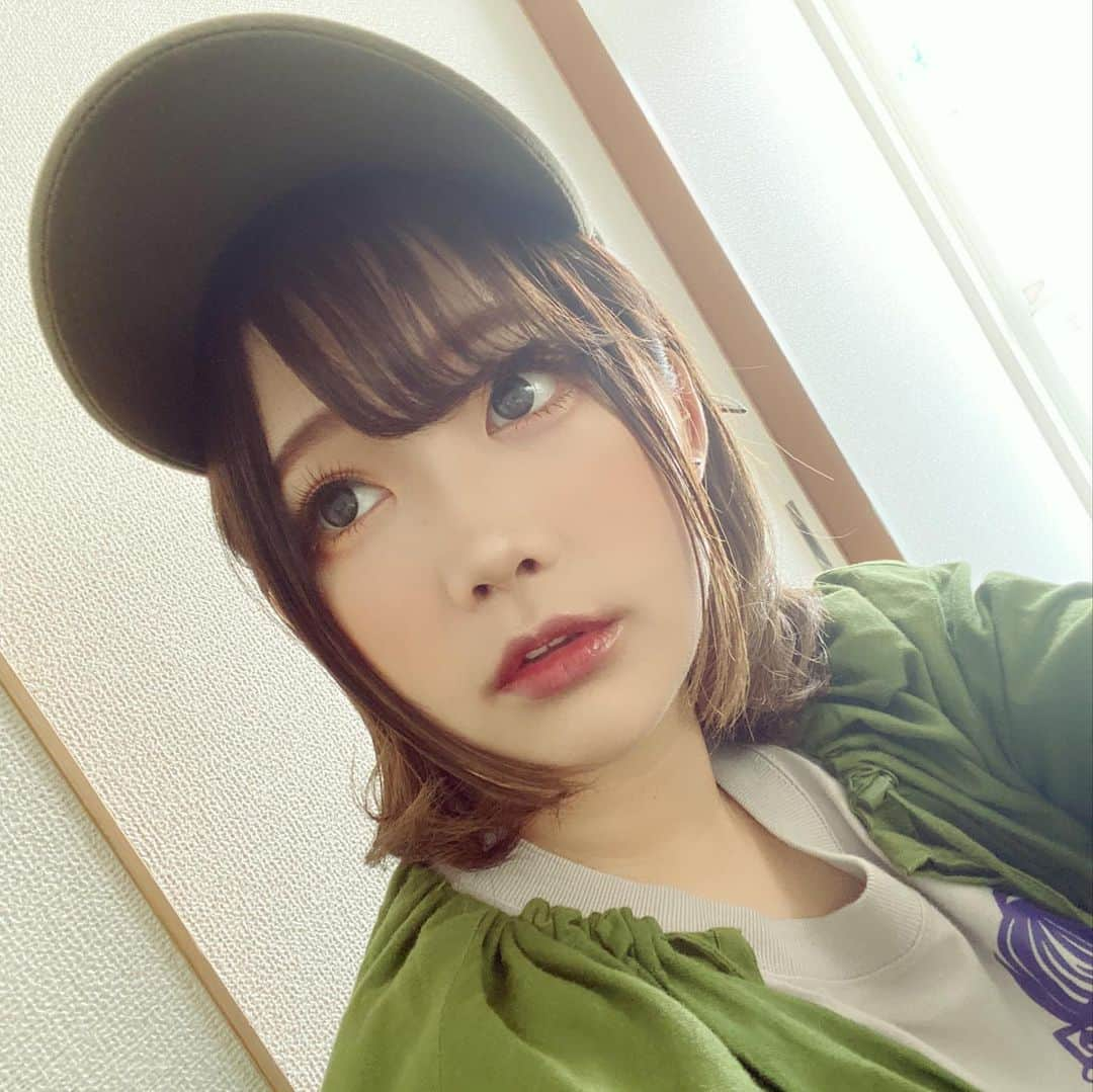 かりんさんのインスタグラム写真 - (かりんInstagram)「. . @luckyicon_jp  さんの . ❁シリーズ【GEM】 . ❁⃘カラー【GLAY】 . ❁⃘DIA【14.2】 . ❁⃘BC【8.7】 . ❁⃘使用期限【１ヶ月】 . . ちゅきちゅきシリーズ もういつも通り100点 グレーもかわいいな！！！！ ちょっとブラウンの点々が すごくお洒落さを引き出している ちょっとキラっと見える感じが すごく良き(  ˊᵕˋ )♡ . . 着け心地も良き！潤いもよき！ 全てパーフェクト！(´◉ᾥ◉｀) ナチュラル思考な方は 絶対合わんと思うけど……！！！！ . . . #Luckyicon #カラコン #カラコンレポ  #カラコンレビュー  #カラコン着画  #ラッキーアイコン #グレーカラコン」6月10日 22時15分 - karin.n.003