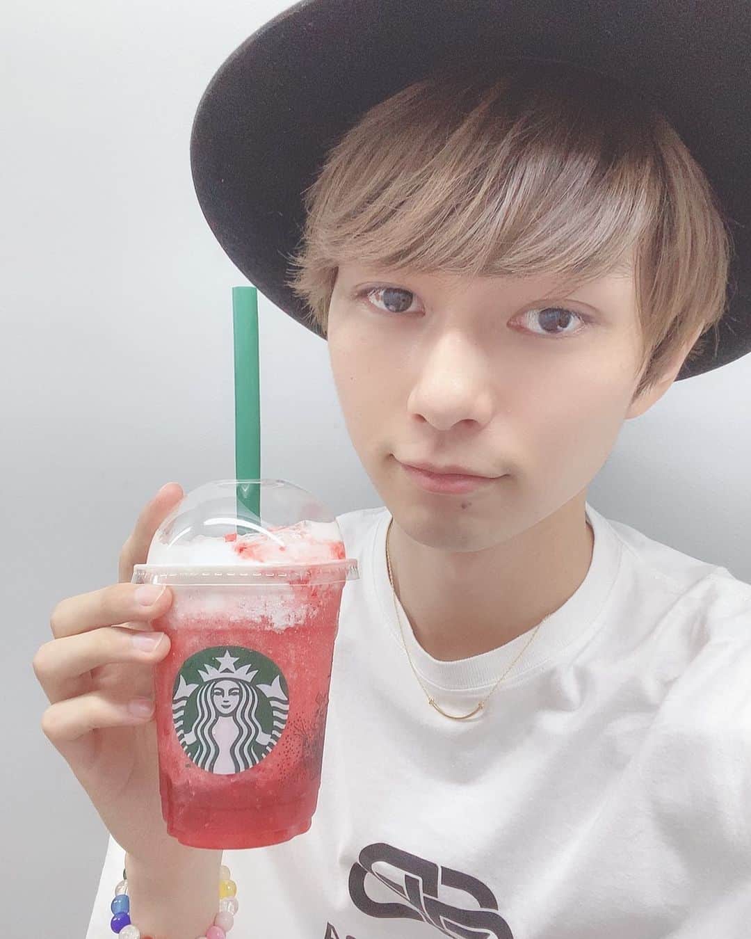 のインスタグラム：「🍓 #スタバ #スタバ新作 #starbucks #フラペチーノ #シュワッとイチゴフラペチーノ #夏 #summer #幸せ #Collars」