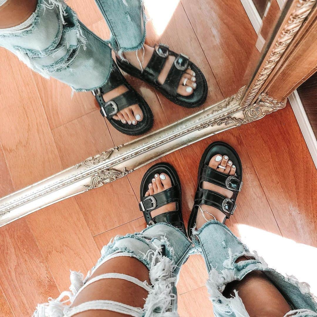 Mihoさんのインスタグラム写真 - (MihoInstagram)「ℴ𝓊𝓉𝒻𝒾𝓉🌿﻿ ﻿denim @beautifulsail_official﻿ sandal @shaggie_official﻿ toe ring @abalent2016﻿ ﻿ トゥリングは、こないだ載せたやつの色違い！ わたしの場合ピンキーリングでも使えて、お得感ある🤍﻿ ﻿ #ootd #outfit #sandal #shaggi #abalent #abalent2016 #beautifulsail ﻿」6月10日 22時18分 - march16m