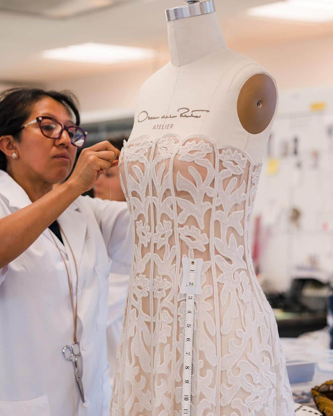 オスカーデラレンタさんのインスタグラム写真 - (オスカーデラレンタInstagram)「The heart of the Oscar de la Renta brand is our New York City atelier, where collection after collection is hand-crafted by our in-house modistes. Here, constructed with great attention to detail, the #odlrspring2020 open weave linen gown—inspired by timeless antique handkerchiefs and tablecloths—takes shape.⁣ ⁣ Discover more from the collection at the link in our bio.」6月10日 22時23分 - oscardelarenta